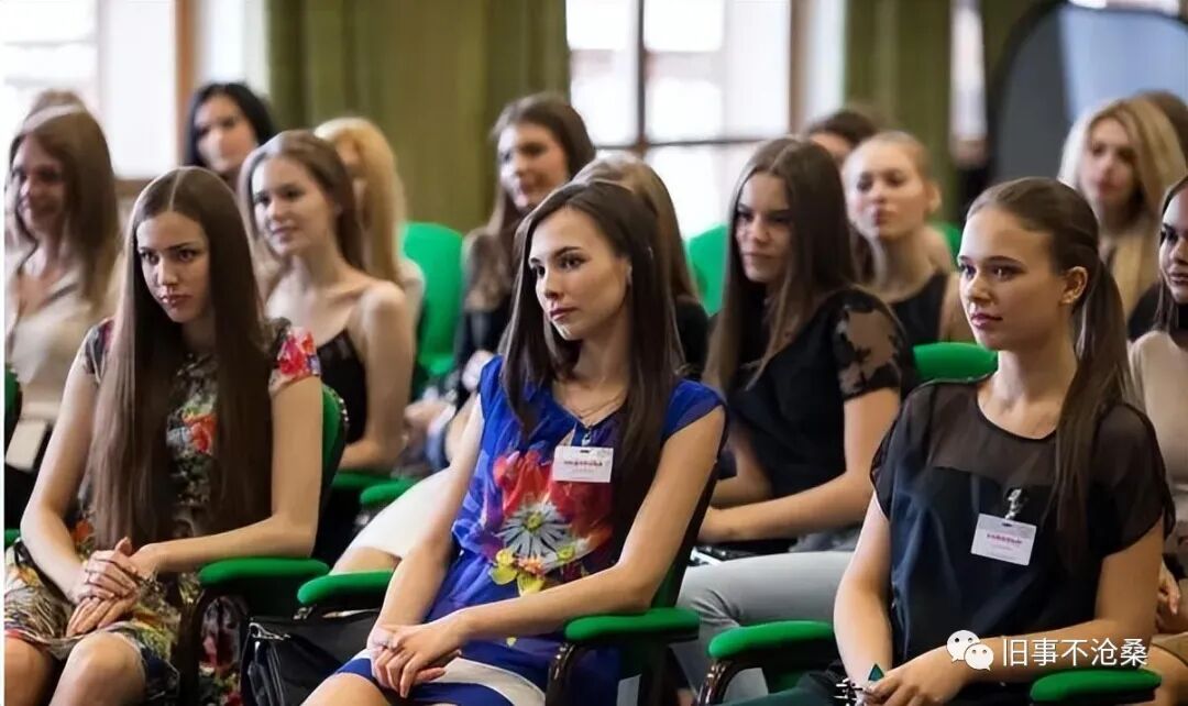 mc吴迪女友钱月照片_美国人平均工资多少钱一个月