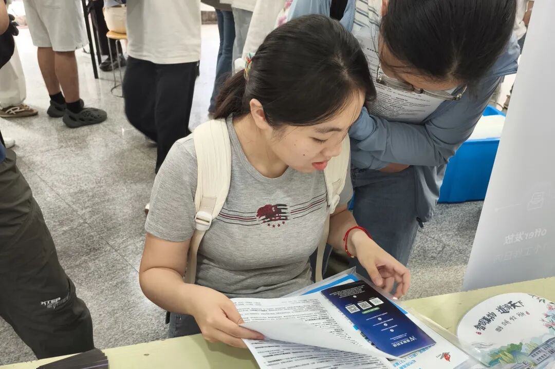 同学在展位前咨询