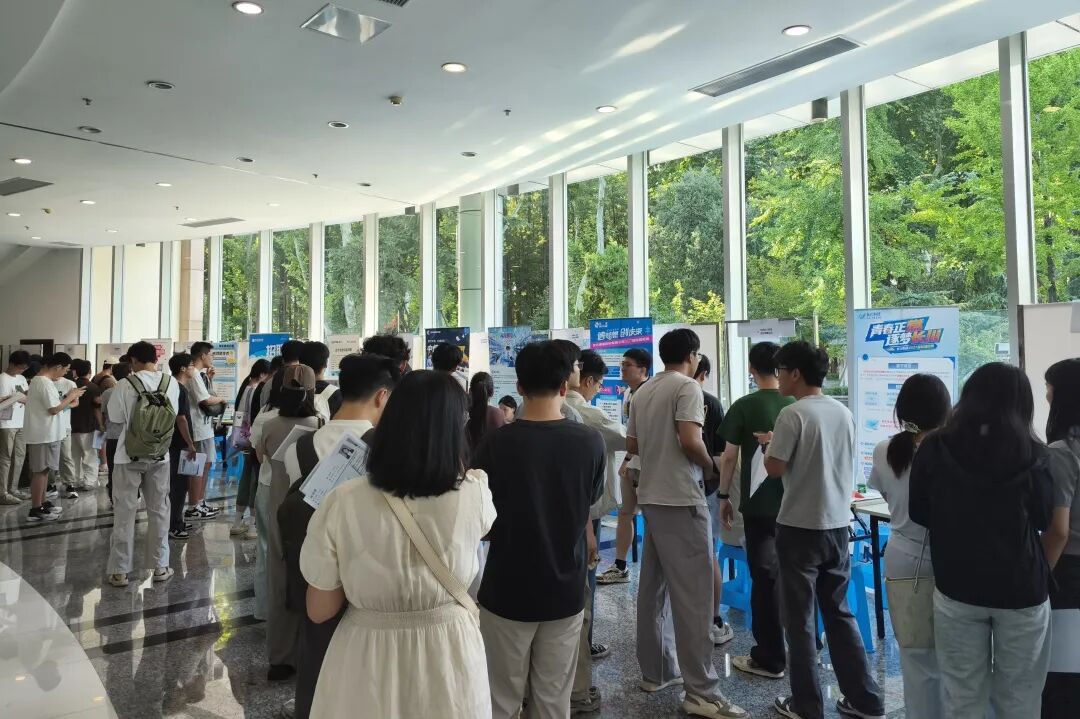 双选会现场人流如织