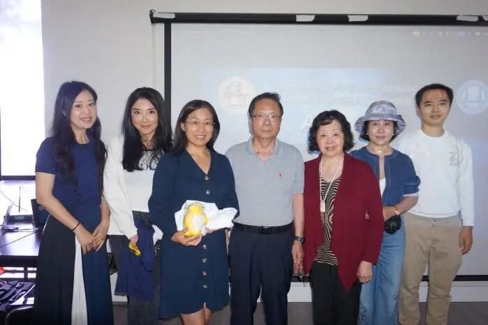 一群人站在一起合影

AI 生成的内容可能不正确。