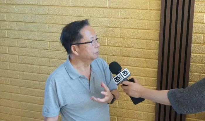 图片包含 人, 男人, 户外, 站

AI 生成的内容可能不正确。