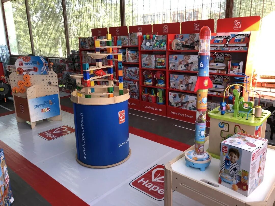 们在现场玩耍的不亦乐乎现场琳琅满目的有趣玩具吸引了超多人驻足地点