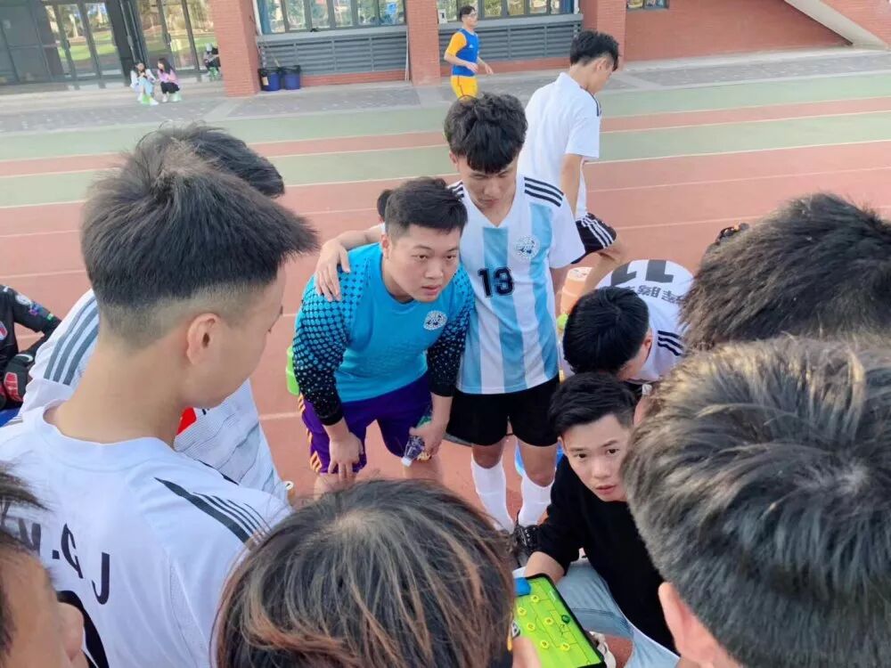 足球中场休息一般几分钟_足球中场休息一般多久_中场足球休息一般多长时间