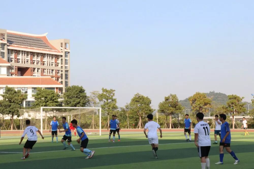 足球中场休息一般几分钟_中场足球休息一般多长时间_足球中场休息一般多久