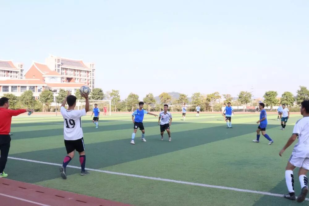 足球中场休息一般几分钟_中场足球休息一般多长时间_足球中场休息一般多久