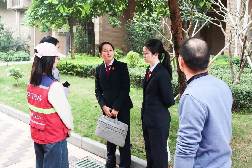 会城法庭法官在小区调解一起充电桩安装纠纷