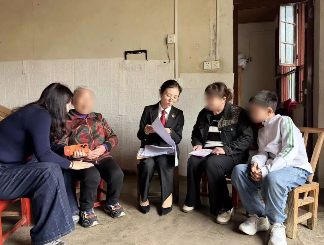 法官与姑姑促膝长谈