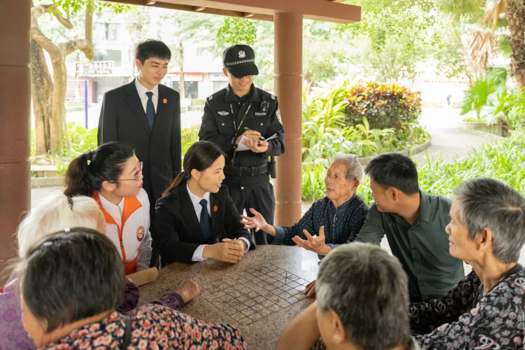 南城法庭法官在社区调解一起涉残障母女权益保护纠纷案件过程中，走访社区群众