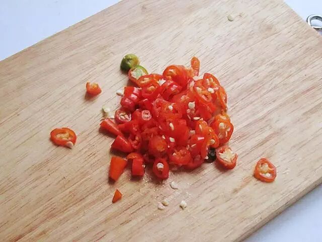 3,红辣椒切好备用