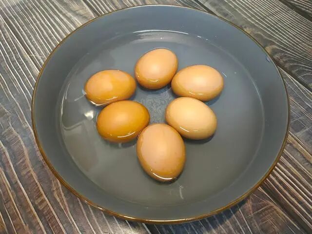 煮鸡蛋时，不要用清水煮，多加两种料，蛋壳一剥就掉，嫩滑又好吃！