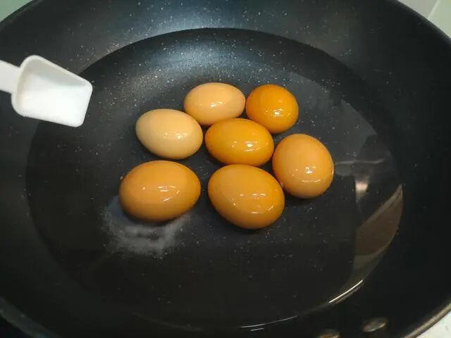 煮鸡蛋时，不要用清水煮，多加两种料，蛋壳一剥就掉，嫩滑又好吃！