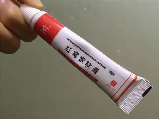 告诉大家 红霉素软膏 在眼部涂两下 身体会有什么变化 可以了解下 全网搜