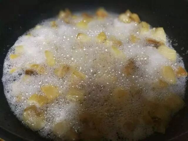 【居家妙招】過年熬豬油，只需要多加一點它，豬油潔白無瑕，即便放2年都不壞！ 家居 第3張