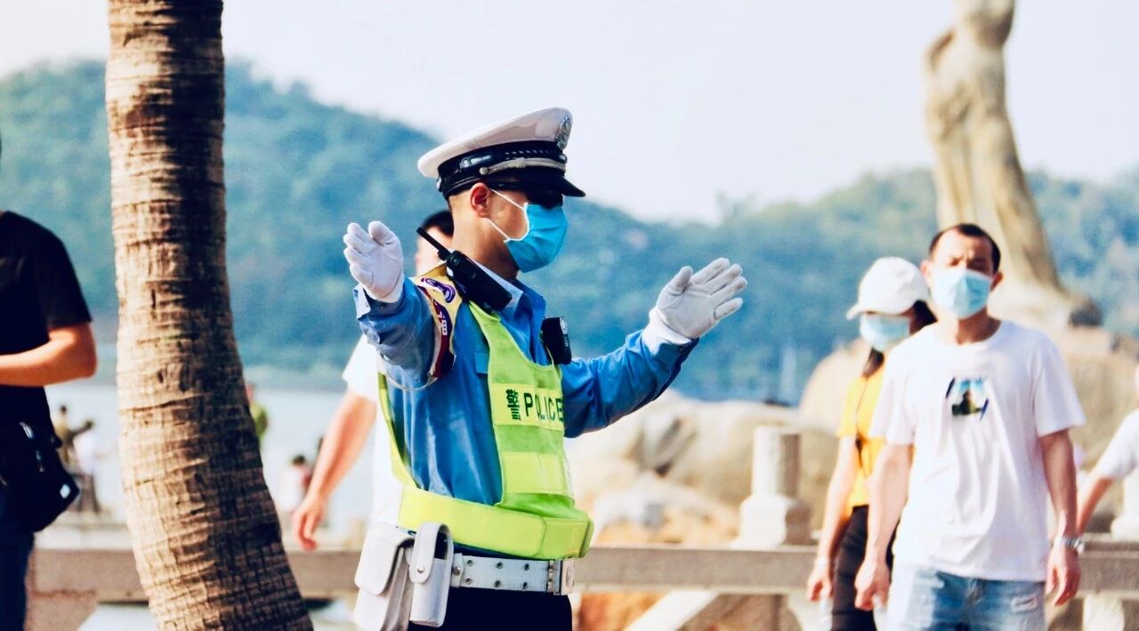 绿灯▲珠海红绿灯大揭秘！几个年轻人动动手指，搞定80万车“丈母娘难题”！