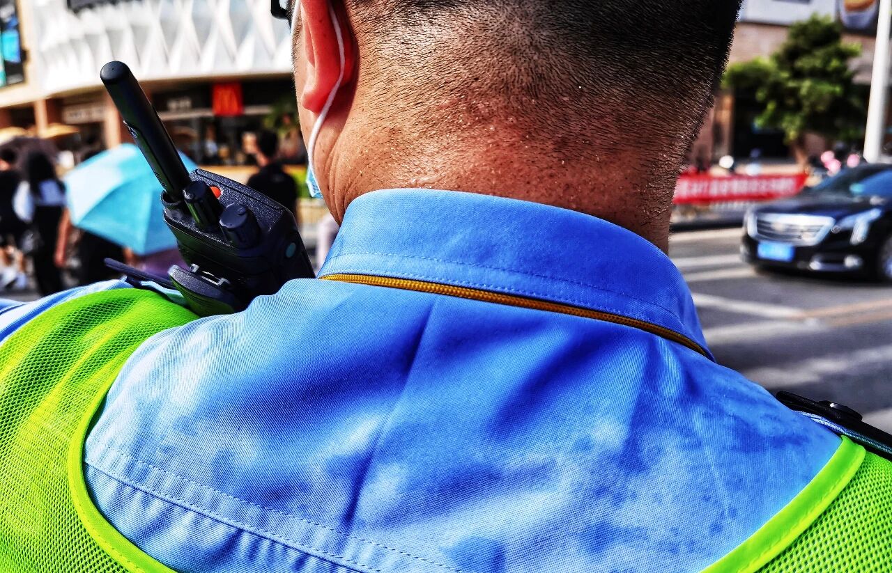 绿灯▲珠海红绿灯大揭秘！几个年轻人动动手指，搞定80万车“丈母娘难题”！