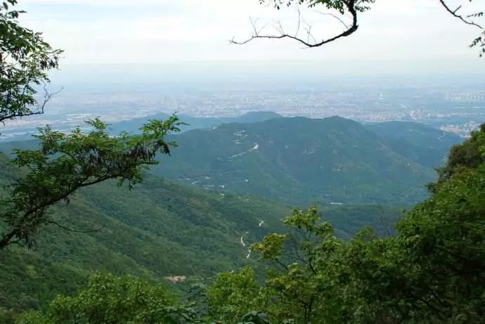 從百望山,太舟塢,東山,三家店,法海寺,八大處,香山一直到植物園,這一