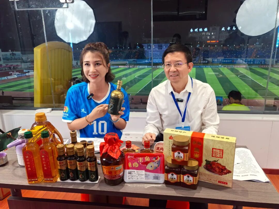 祁阳书记带“好物” 直播间里助湘超