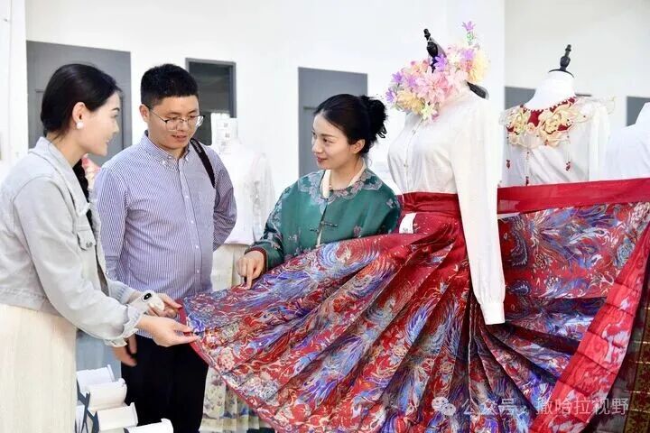 裙裾飞扬越山海——中国马面裙何以出海“圈粉”-中非友好经贸发展工作委员会