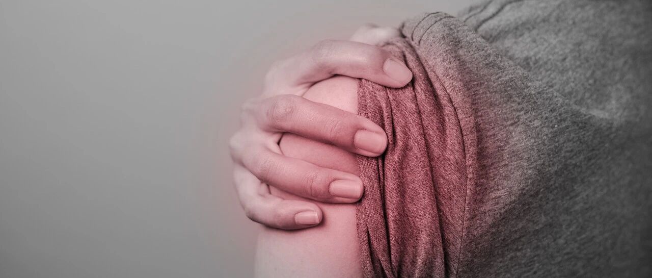 女子痛到想剁下胳膊！结果医生从她肩上挤出一条“牙膏”…