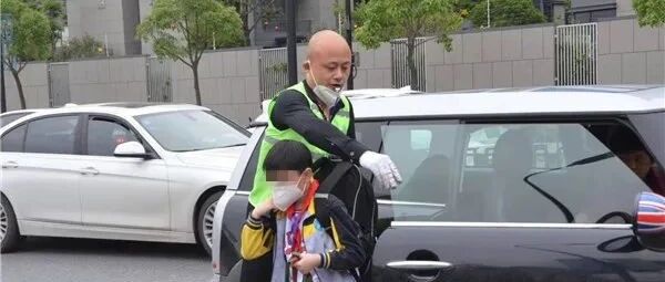 早上校门口值勤，然后去炒股，收盘后又回校门口护童，杭州这位光头大叔义务坚持11年，不容易！