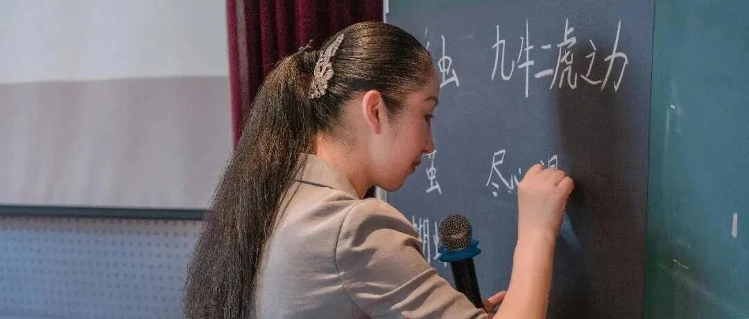 这段特级老师上课视频火遍全网，网友争相模仿！她是我们杭州的校长，看完履历就知道有多优秀