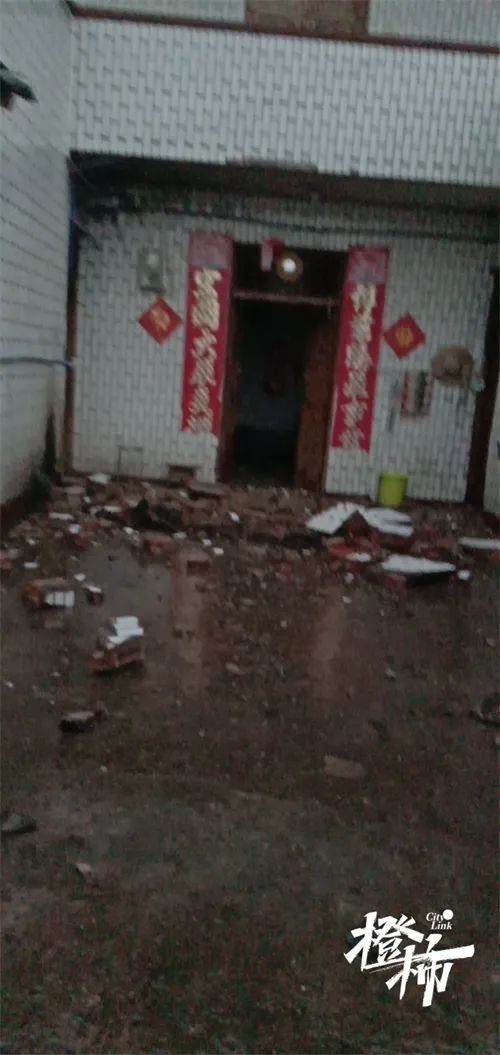 「起床地震」四川省泸县地震已造成3人死亡，88人受伤 橙色柿子袭击了受灾最严重的草坝村，一名70天的村民在4，30起床做饭时被砖头击中