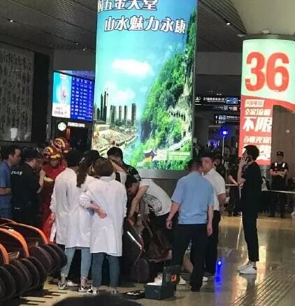 Ͷ�ҵ綯��Ħ�γ����ˣ�һŮ�Ӱ�Ħ�����б���ס�ˡ�