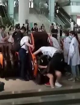 Ͷ�ҵ綯��Ħ�γ����ˣ�һŮ�Ӱ�Ħ�����б���ס�ˡ�