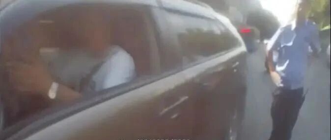 杭州一辆SUV等红灯20秒，罚200记3分！交警：拼命吹哨子叫你让