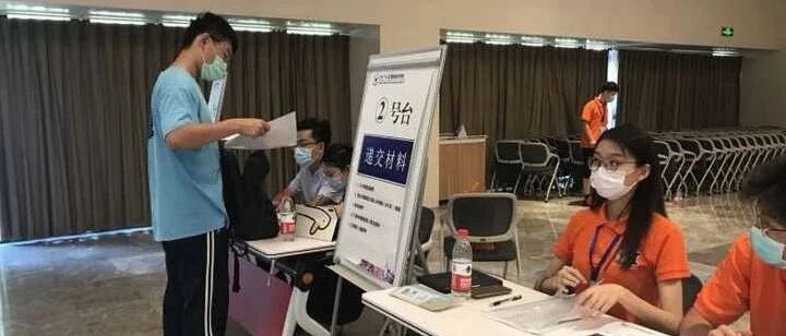 300多名要去美国的留学生，这两天陆续到海宁报到，他们将在这里上一个学期的网课