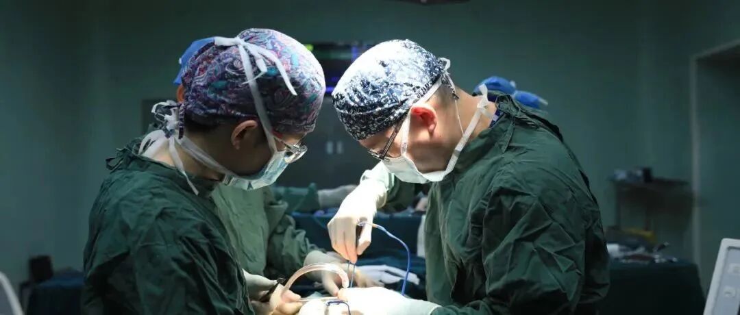 暑假浙大二院骨科手术室里都是个孩子，全都是来治脊柱侧弯的！这种病易被忽视，家长需重视