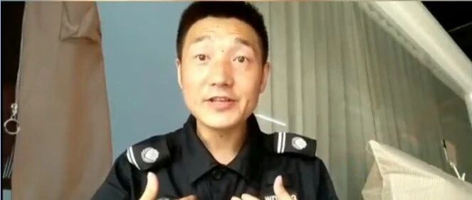 跟着视频学口语，上夜班用英语和自已对话，接下来要考雅思，杭州保安一开口征服所有人！