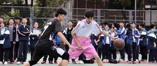 “儿子身高1米8，能不能调到最后一排？“杭州妈妈找班主任换座位，老师很为难：最后一排都是1米9的……