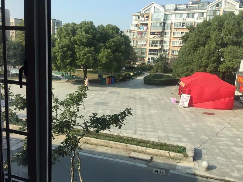 男子砸了廣場(chǎng)舞音響就跑 大媽舞照跳：音響有的是