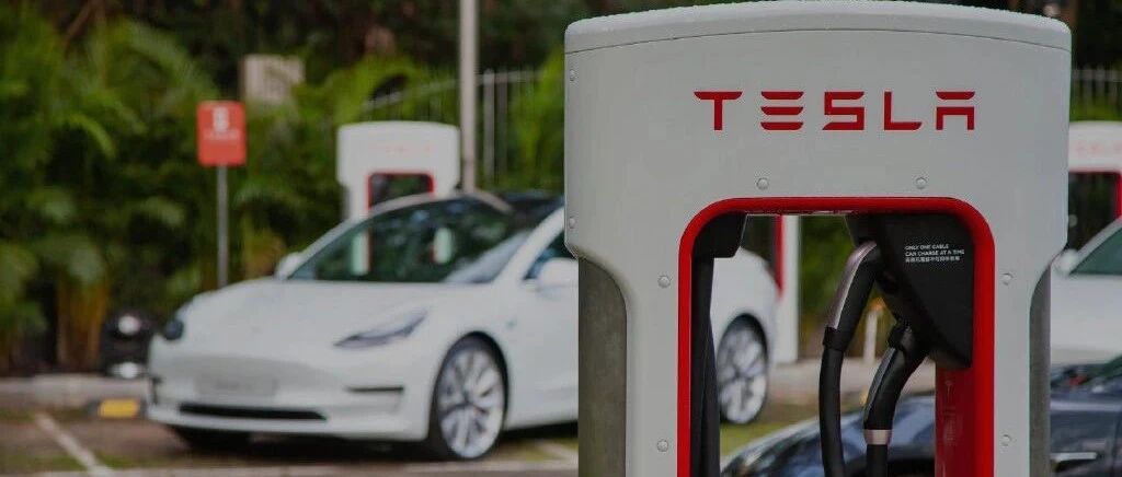 长假出趟远门，杭州特斯拉车主手机装5个充电App，还要计算功率、里程、时长……但更扎心的还在后头