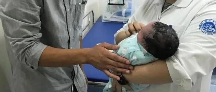 没到预产期，杭州二胎妈妈一大早肚子痛！刚进医院，就在门诊直接生了……