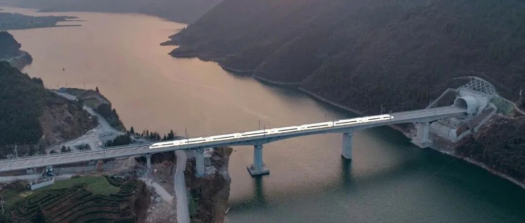 西湖牵手黄山，千岛湖连通富春江，120秒跟随“最美高铁”看大美杭州、大美中国！