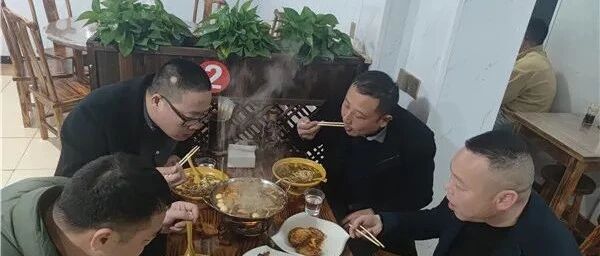 杭州一间不起眼的夜宵店生意却超好，有人开40多公里就为了吃碗面！老板夫妻盖了房，买了奔驰
