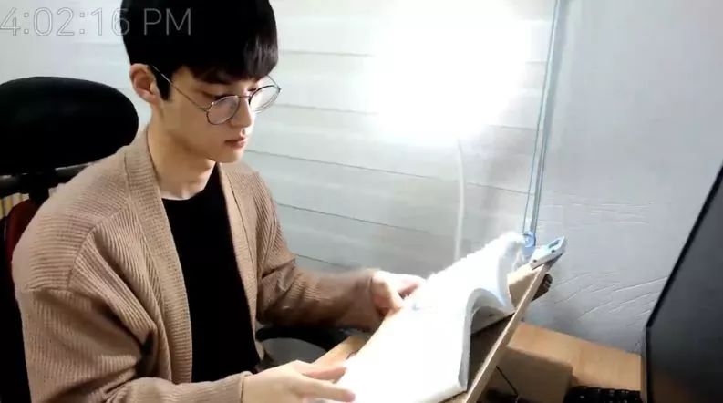 长得帅真好！小哥直播看书，6小时一言不发吸粉20万！