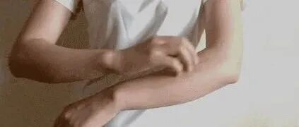 女儿收入高人也漂亮，唯一的问题就是不肯谈对象！妈妈为此愁出了一种痒到不能忍的病