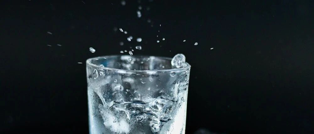 几口冰水下肚，杭州男子心梗了！曾有人因为一桶冷水浇下丢了性命，夏天要小心“冷刺激”