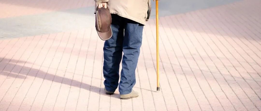 杭州78岁老人再次出走，最后在小学门口被找到！他的一句话，让一家人责备的话语咽在了喉中