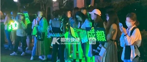 昨晚小百花艺术中心门口，女粉丝直接要出5000元买一张门票！