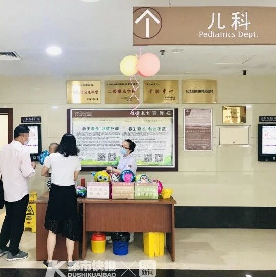 一岁女儿爬上妈妈的梳妆台，快速将它塞进了嘴里……杭州医生紧急提醒：千万别低估孩子的开瓶能力