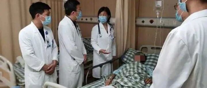 膝盖被撞淤血，小伙用绣花针挑破脓肿放血，结果感染“超级细菌”……