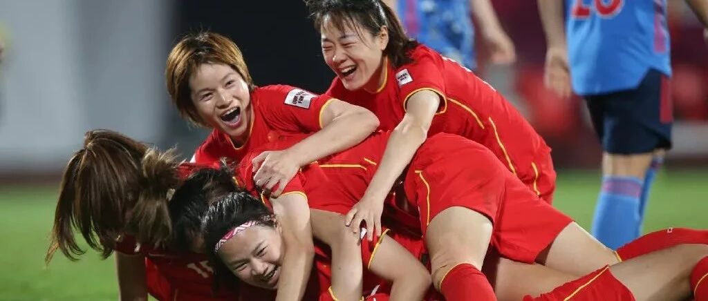 中国女足点球淘汰日本，杀入亚洲杯决赛！凌晨的朋友圈沸腾了！网友说得好：其实有时候人缺的就是这股精气神，男足难道不汗颜吗？