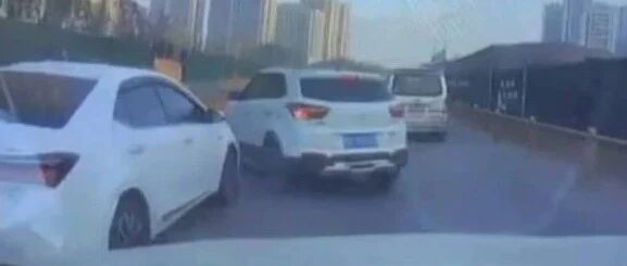 前方有车“加塞”，后车突然加速撞上……萧山街头这一幕引发网友热议，交警这样判！