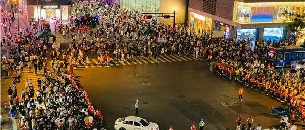 这是今晚的湖滨步行街，最亮丽的一抹红又出现了！