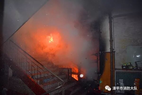 安全|起火致8人被困！这个角落暗藏隐患！