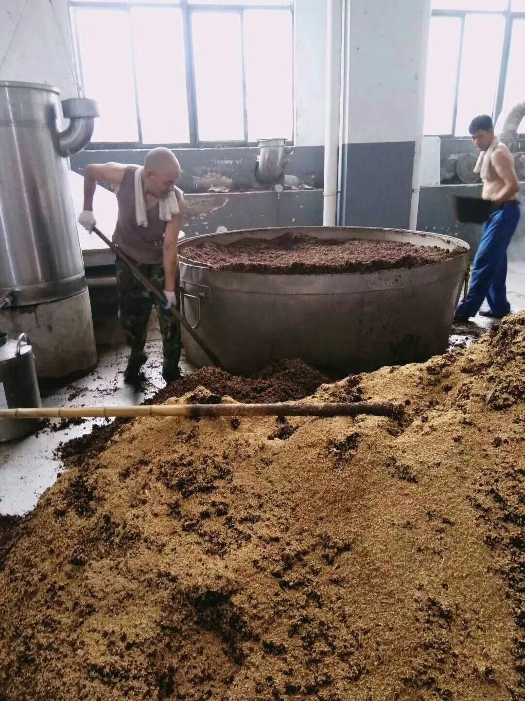 中国传统酿酒工艺中为什么要加入大量稻壳等填充物料？